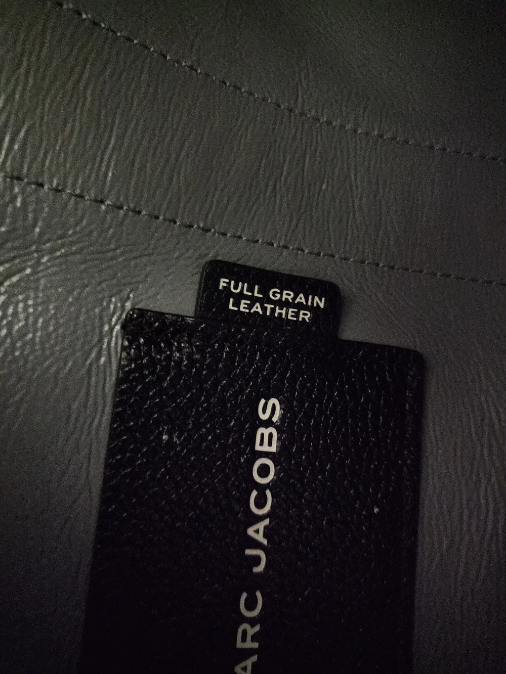 Marc Jacobs compact pebbled